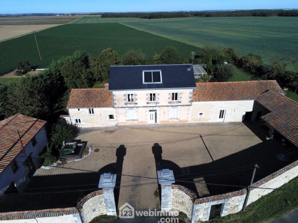 Maison 8 pièces 242 m² · à Ceaux-en-Loudun · 242 m² · 219 000 €