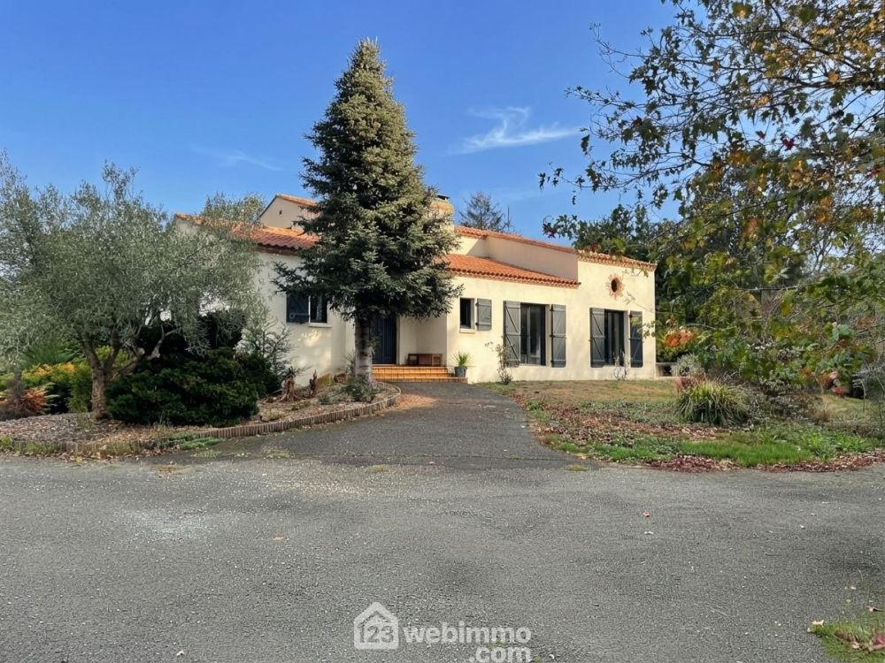Maison 7 pièces 190 m² · à Saint-Avaugourd-des-Landes · 190 m² · 425 300 €
