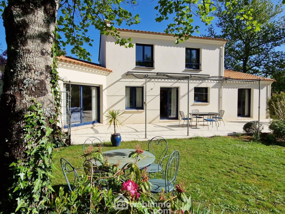 Vente Maison 170m² 5 Pièces à La Roche-sur-Yon (85000) - 123Webimmo.Com