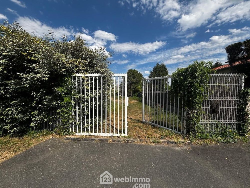 Terrain à bâtir 1333 m² à montmorillon 86500 · 33 600 €