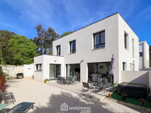 Villas 141 m² Marseille 13009